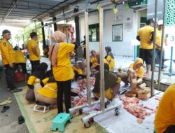 Peduli Lingkungan Takmir Masjid Nurul Iman Wadahi Daging Kurban Dengan Besek