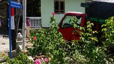 Truk Pakan Ternak Mundur di Tanjakan Panggang, Rusak Rumah dan Sepeda Motor Warga