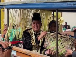 Tujuh Pasangan Pengantin Nikah Bareng di Atas Traktor Sawah, Mahar Sepasang Ayam dalam Kiso