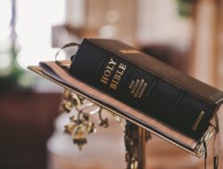Teks Doa Kenaikan Yesus Kristus 2026: Ungkapan Syukur dan Doa Permohonan Pribadi Umat Katolik