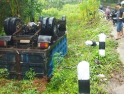 Selip Gegara Jalan Licin, Truk Mitsubishi Hantam Pembatas Jalan dan Terbalik di Tanjakan Song Be Susong Bantul