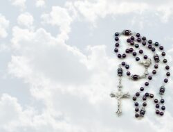 Panduan Doa Rosario Hari Kamis 28 Mei 2026: Peristiwa Terang dan 5 Ujud Doa Lengkap