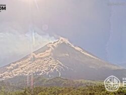 Gunung Merapi Luncurkan Awan Panas Guguran 2 Kilometer Selasa Pagi, Warga Diminta Jauhi Zona Bahaya