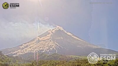 Gunung Merapi Luncurkan Awan Panas Guguran 2 Kilometer Selasa Pagi, Warga Diminta Jauhi Zona Bahaya