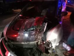 Honda Civic Oleng di Jalan Wonosari Bantul, Tabrak Isuzu Elf hingga Tiang Baliho
