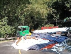 Lagi! Truk Tronton Muatan Serbuk Batu Putih Kembali Terguling di Tikungan Bokong Semar Jalan Jogja-Wonosari