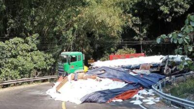 Lagi! Truk Tronton Muatan Serbuk Batu Putih Kembali Terguling di Tikungan Bokong Semar Jalan Jogja-Wonosari