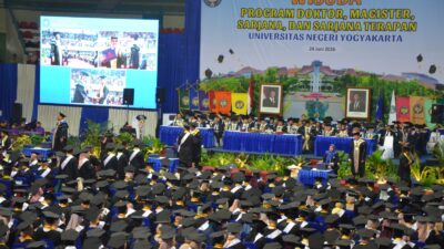Wisuda UNY Kukuhkan 1.574 Lulusan Baru, Rektor Persilakan Wisudawan Studi Lanjut Melalui Program Fast Track