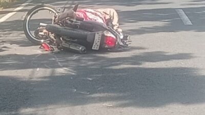 Kecelakaan Maut Nyaris Terjadi di Ngawu Playen: Honda CBR 150 dan Supra X Bertabrakan, Dua Pengendara Dilarikan ke Rumah Sakit