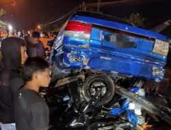 Mundur Tak Terkendali saat Didorong, Mobil Mitsubishi Lancer Hantam 8 Motor di Pasar Malam Saptosari