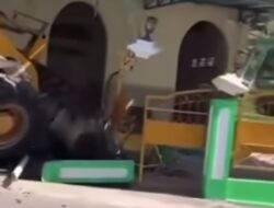 Truk Pengangkut Ekskavator Tabrak Pagar Masjid di Nanggulan Kulon Progo, Mesin Mati saat Menanjak