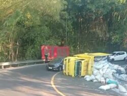 Truk Muatan 9 Ton Gaplek Terguling di Tikungan Bokong Semar Bantul, Sopir Baru Pertama Kali Melintas