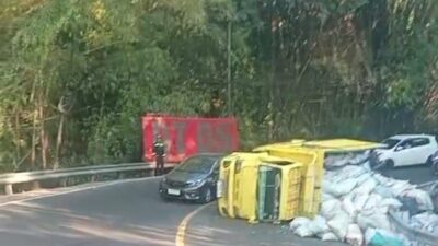 Truk Muatan 9 Ton Gaplek Terguling di Tikungan Bokong Semar Bantul, Sopir Baru Pertama Kali Melintas