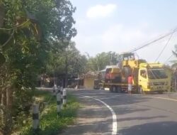 Truk Tronton Bawa Grader Tersangkut Kabel Listrik di Jalan Jogja–Wonosari, Tiang Ambruk hingga Listrik Padam