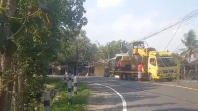 Truk Tronton Bawa Grader Tersangkut Kabel Listrik di Jalan Jogja–Wonosari, Tiang Ambruk hingga Listrik Padam