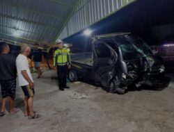 Mobil Pick Up Bermuatan Kelapa Muda Hantam Masjid Nurul Iman di Ponjong, Diduga Sopir Mengantuk hingga Terobos Pagar dan Tiang Teras