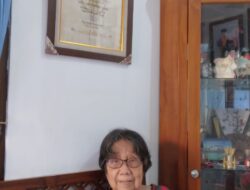 Kado Buku “Suruh Tangis” Karya Bu Ageng Cicit untuk 10 Tahun Paguyuban Kembang Adas